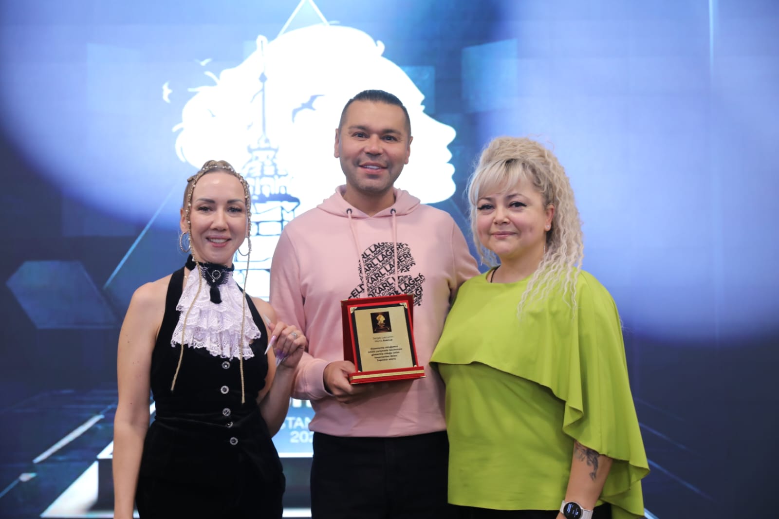 İZMİR GÜZELLİK KRALİÇELERİ AKADEMİSİ